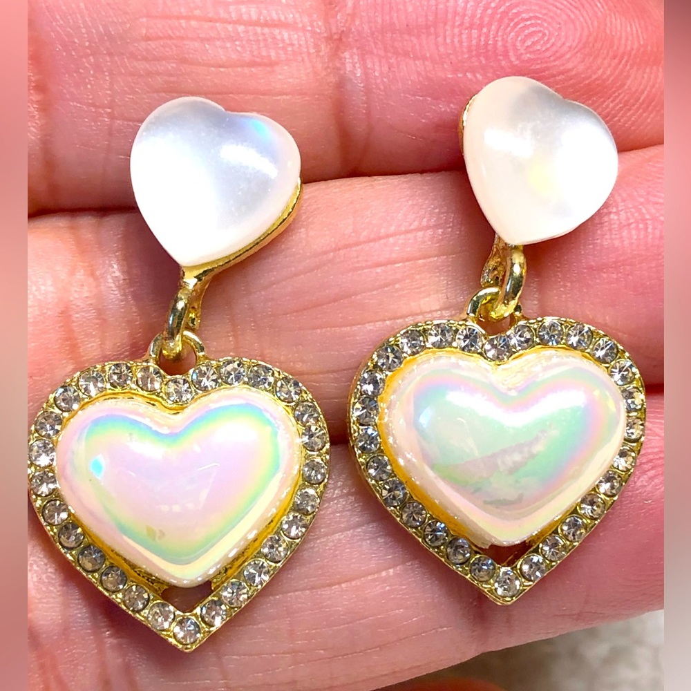 💕👛Fun white opal look heart earrings NWOT